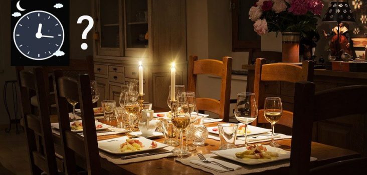 Spätes Essen: Tisch mit Kerze und Uhr
