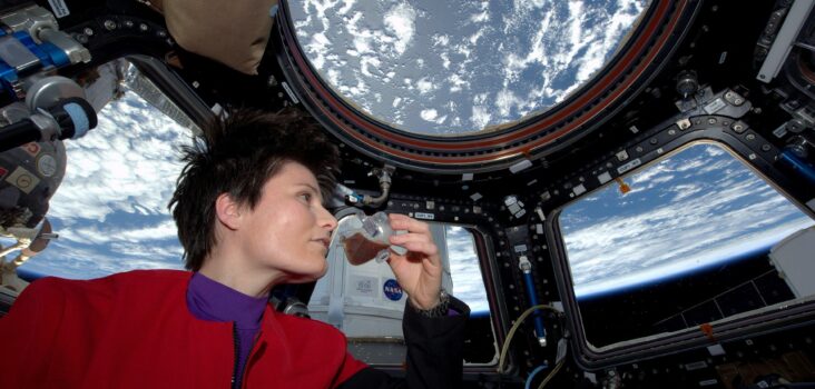 Astronaut mit Nahrung