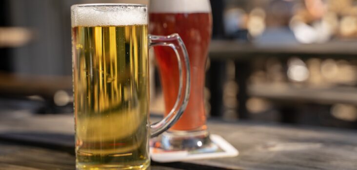 Zwei Gläser mit Bier, welches einen Bierbauch verursachen soll